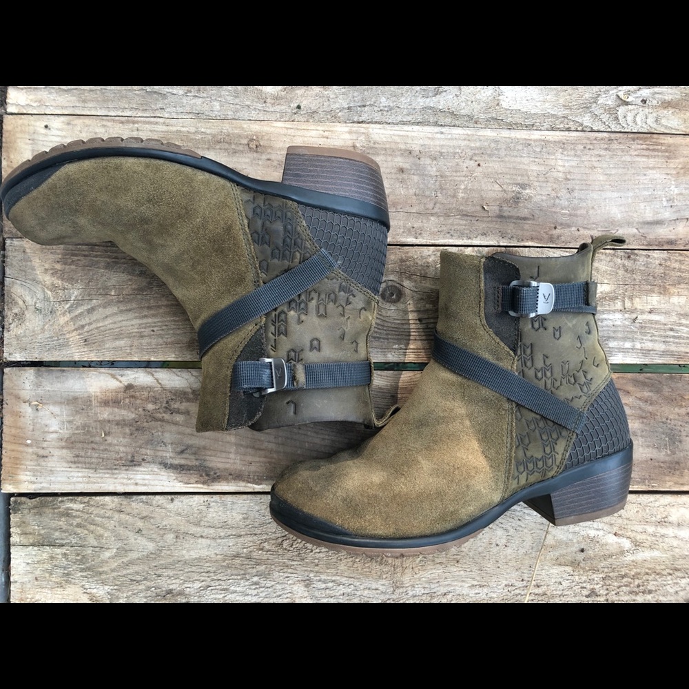 KEEN Boots with buckles and heel EUC size 36 or 6 US